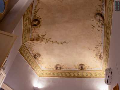 Abitazione, quest�ultima, che siamo riusciti a visitare. Qui le ampie sale, dalle alte volte, conservano ancora le raffinate decorazioni eseguite dal pittore Nicola Colonna. Uno dei soffitti ha cornici e decori vegetali ed � abbellito da vedute circolari di paesaggi marittimi e lacustri...

